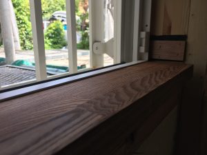 サッシの室内側に設えた窓台はタモ材に自然塗装で仕上げた風合いの良い材料です。