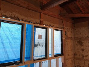 古い家に新しいサッシの取付、窓の性能が家の快適性能を決めます。