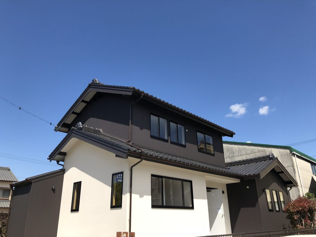 青い空にガルバリウム鋼板とジョリパットで仕上げた外観のステキなお家です。