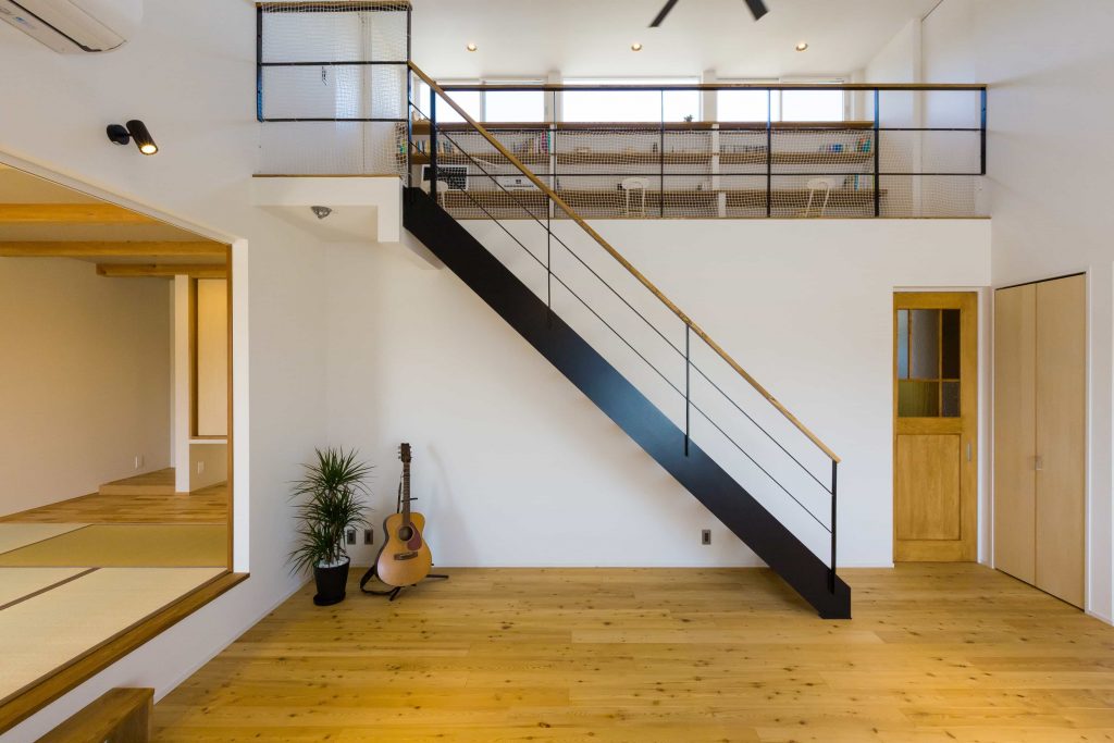 スチール製のオープン階段が軽やかなリビングと吹き抜け。左右はキッチンや和室に繋がり広さは十分です。