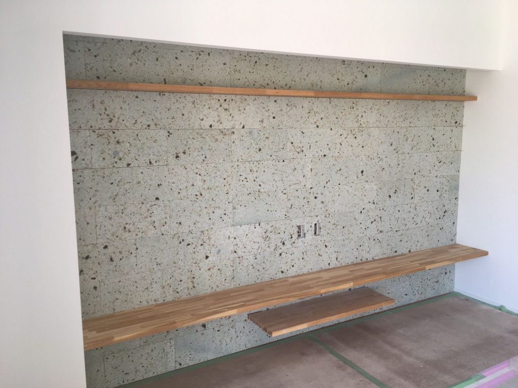 棚板はナラの集成材にｸﾘｱ塗装をしているのですが、大谷石との相性抜群です。