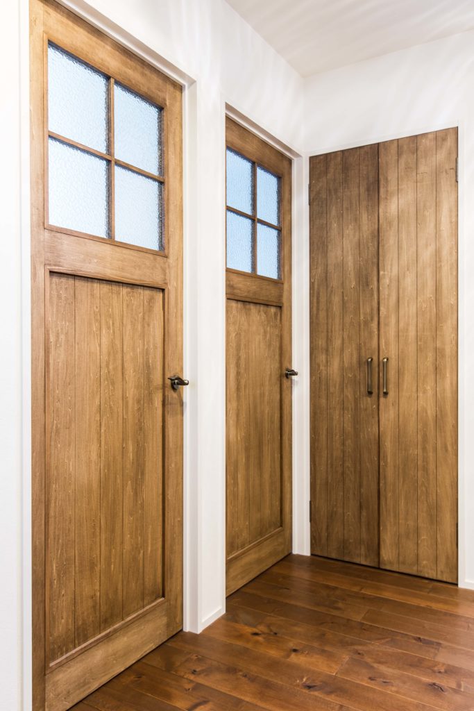 ヴィンテージテイストの素材で作られたドア。真鍮のレバーハンドルも良く合います。