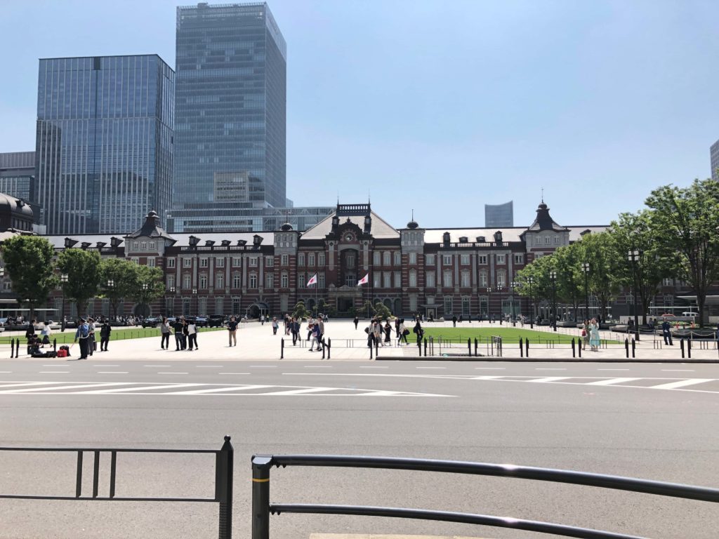 青い空を背景に凛と佇む東京駅