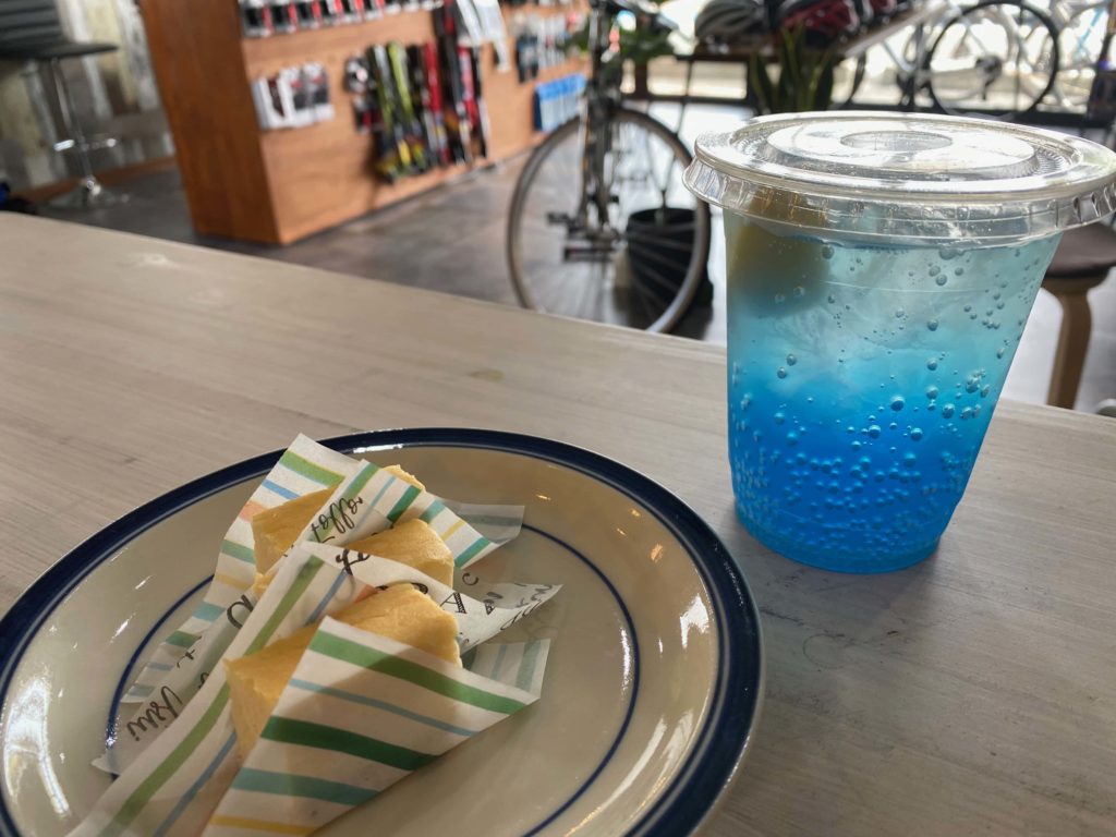 豊橋市多米西町にオープンしたバイクとカフェの店、おすすめメニューのブルーハワイとチーズケーキ