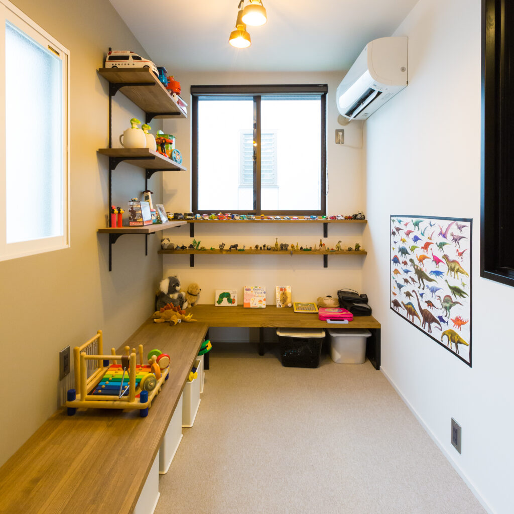 実家リノベでできた小部屋はリモート会議にも勉強にも遊びにも使える空間