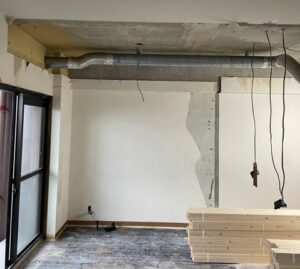 岡崎市マンションリノベーション解体工事始まりました。天井の下地まで撤去され排気ダクトがあらわになりました。