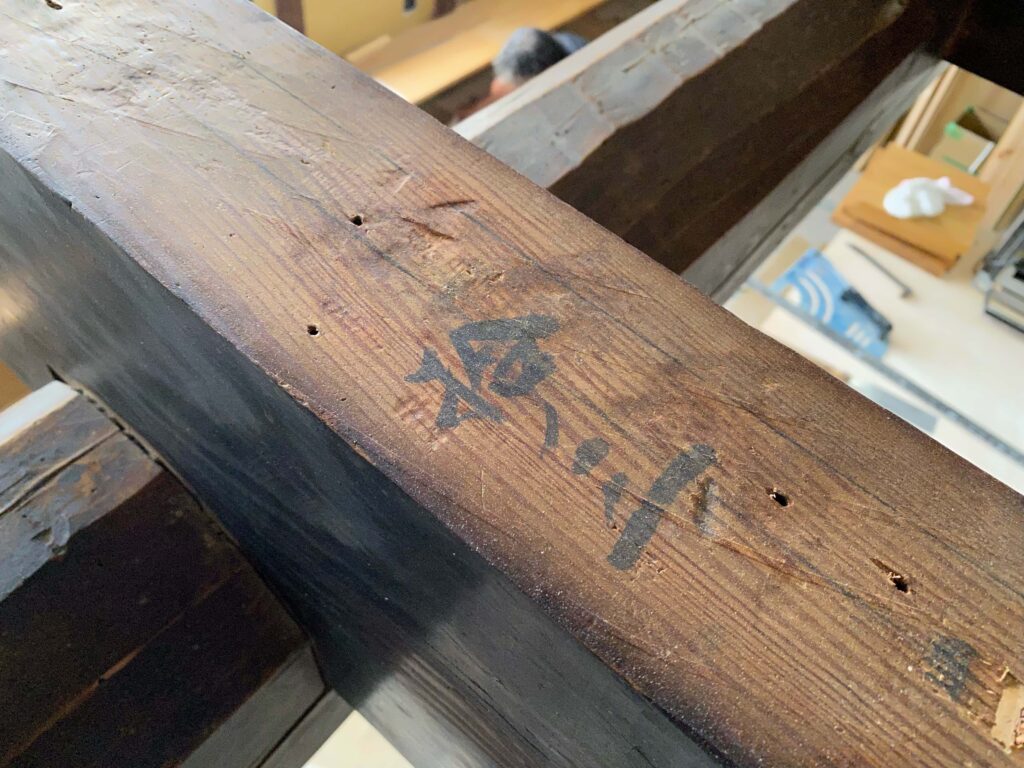 床梁に残る130年の歴史、墨で書かれており味があります。