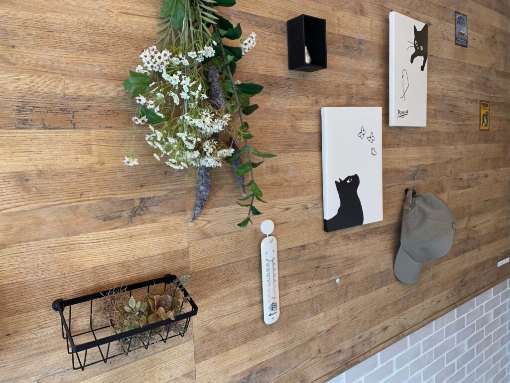 壁に設えたマグネットボードは思い思いの物を飾って楽しめる空間です。