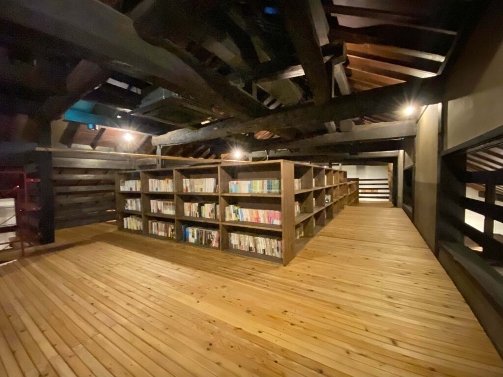 歴史を感じる丸太梁の下で読書に耽ることのできる休憩室。静かな時間が流れます。