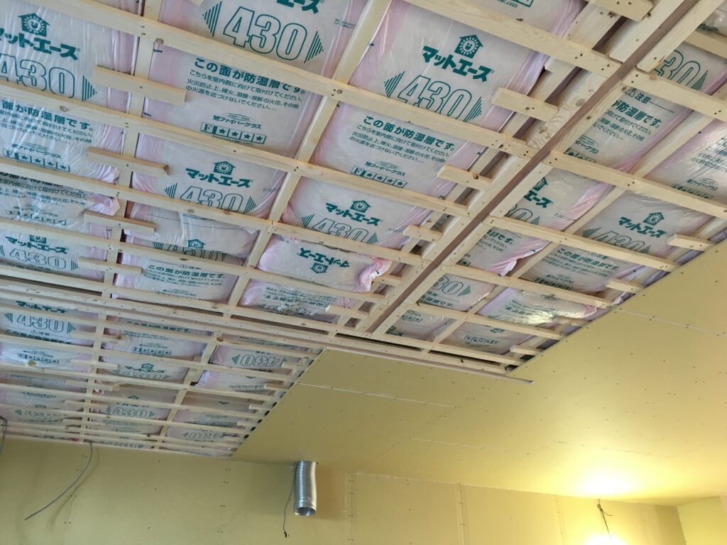 天井の断熱にグラスウールを使います