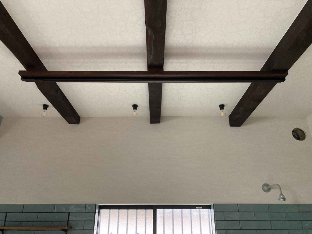 天井を高くしたことで露わになった梁は磨き直し既設の梁の色に合わせて塗装しました。