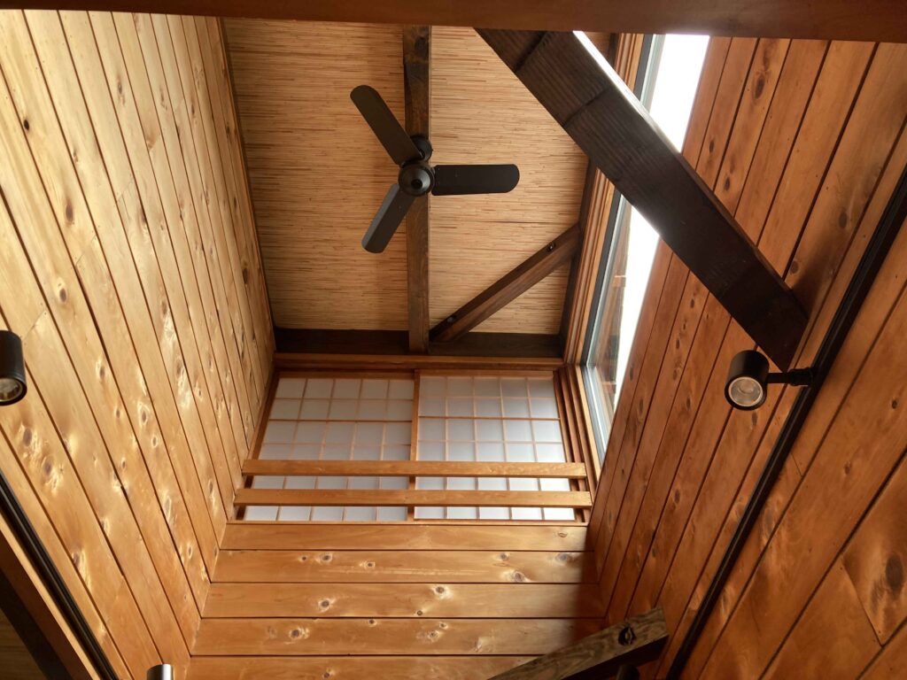 吹き抜け部分は網代天井と板壁は既設利用。FIX窓は新しく新たにシーリングファンを取付ました。