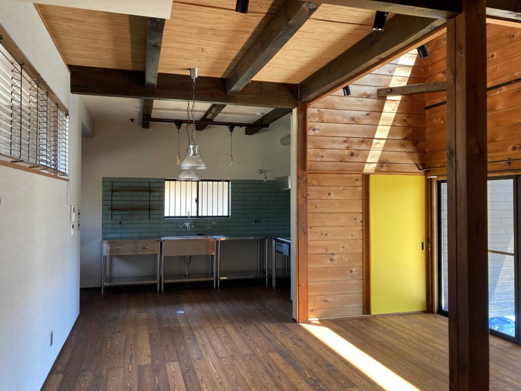 網代天井、梁、壁の板張りは既設を利用し、無垢のフローリングは新たに張替たリビングダイニングキッチン。