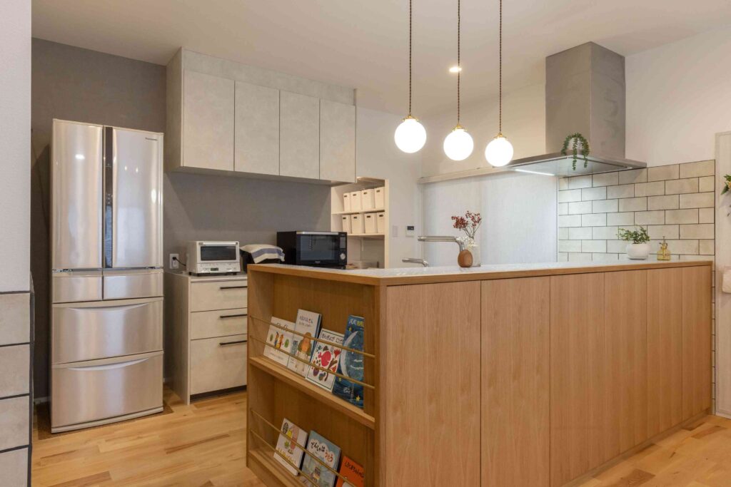 豊橋市のリノベーション専門会社のリノクラフトが施工した豊川市S様邸のキッチンのオリジナルの収納付造作カウンター。側面は本がオープンに収納できます。
