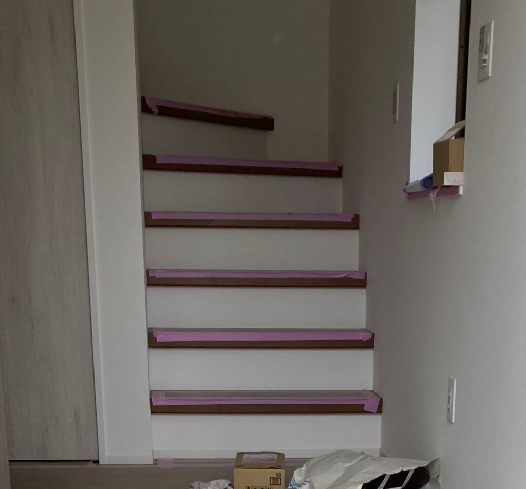 豊橋市のリノベーション専門会社のリノクラフトが施工した豊橋市O様邸の階段はリノベーションでキレイに生まれ変わった内装に合わせてPanasonicのリフォーム階段でキレイに仕上げました。