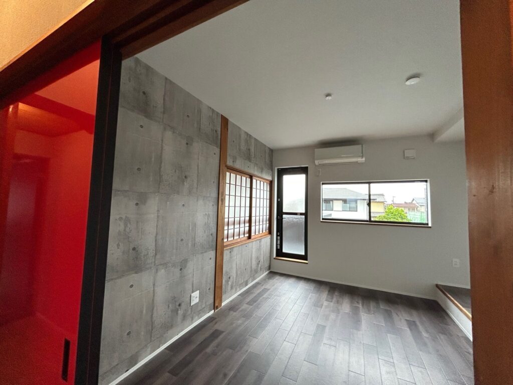 豊橋市のリノベーション専門会社のリノクラフトが施工した豊川市のH様邸の2階6畳の和室はリノベーション後は洋室になりました。