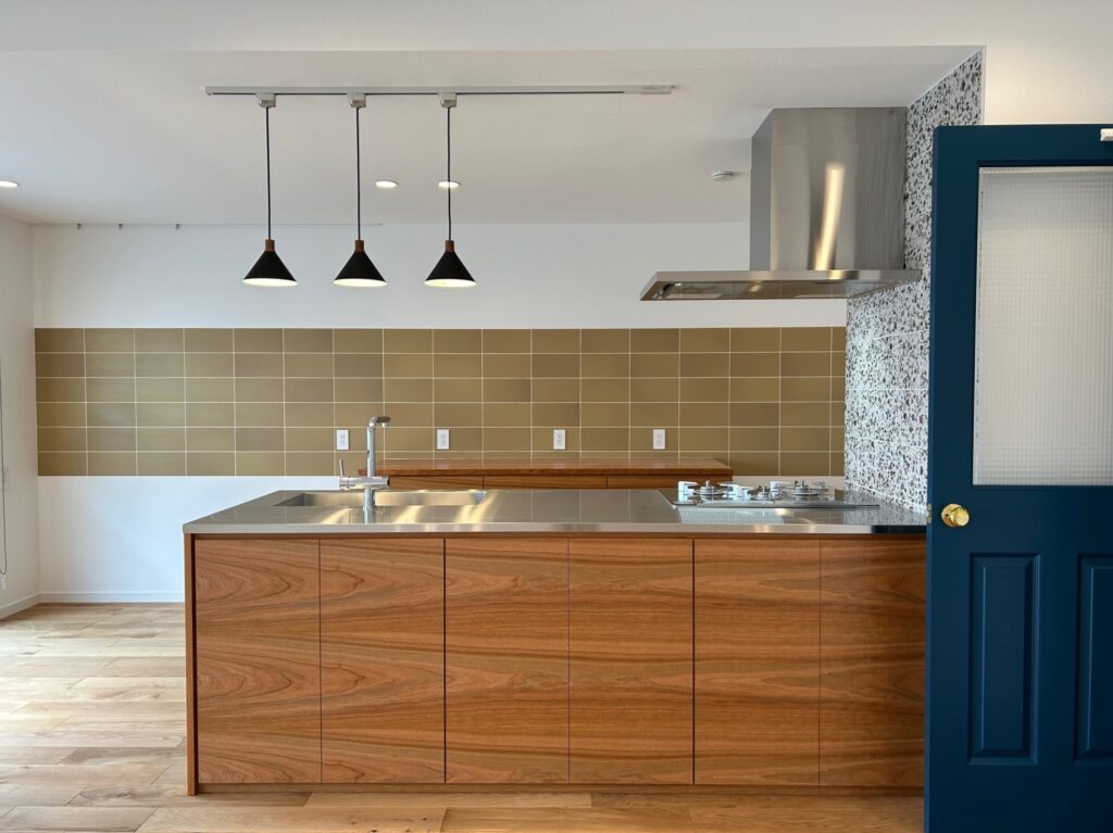 豊橋市のリノベーション専門会社のリノクラフトがデザインしたオリジナルキッチンはブラックチェリーの突板仕様です。
