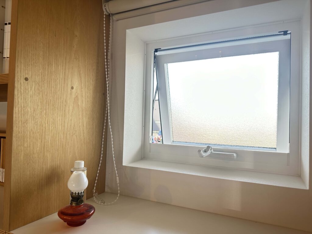 明るい光を天井に取り込みつつ、室内の熱気を放出してくれる。窓リノベーションによる高窓です。