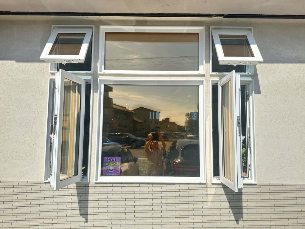 窓リノベーション_リノクラフトショールーム正面側。ウィンドキャッチ窓とヒートアウト窓で春と秋はとても快適です。