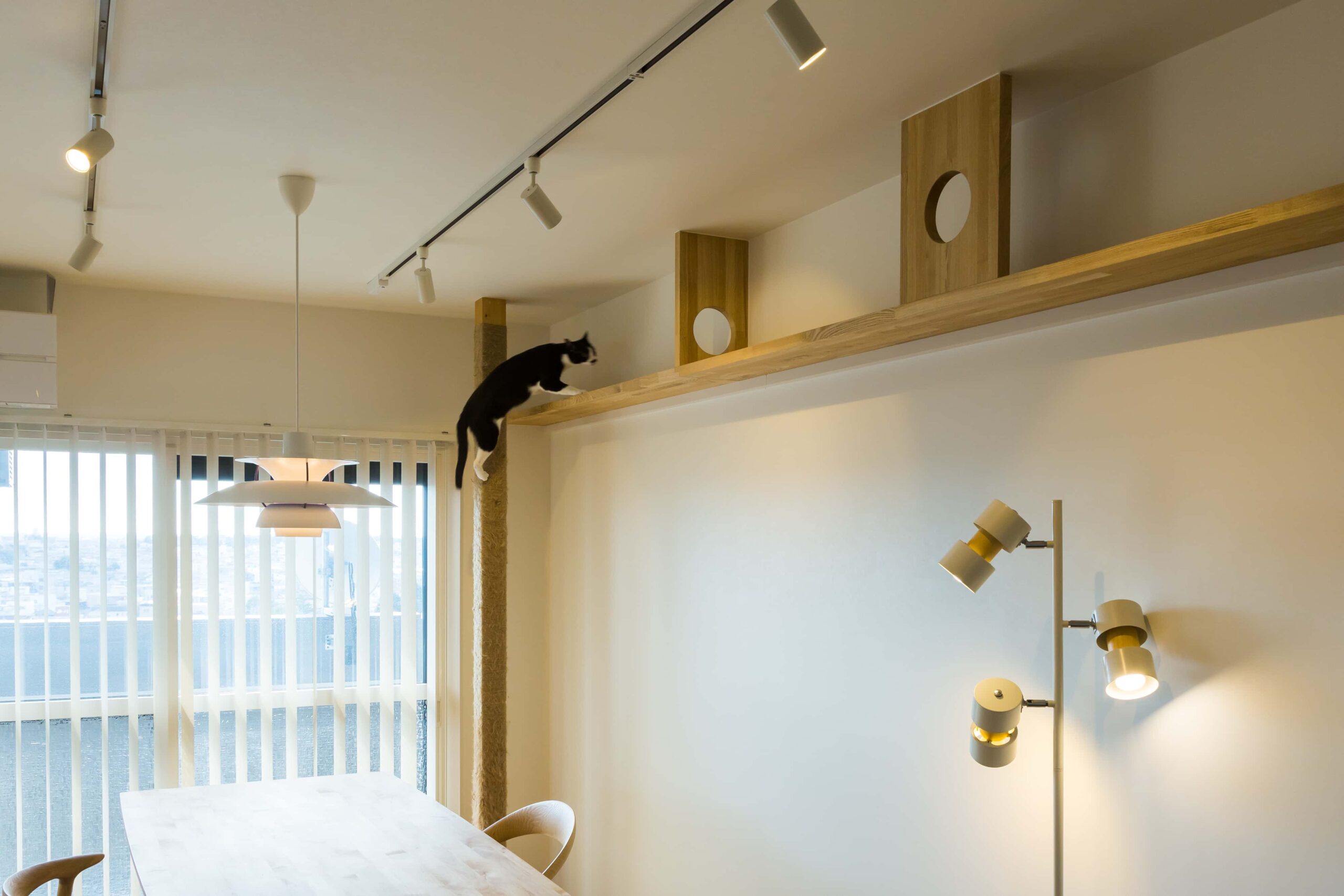 北欧テイストの室内に猫が快適に暮らせるキャットタワーを設られたリビング空間。