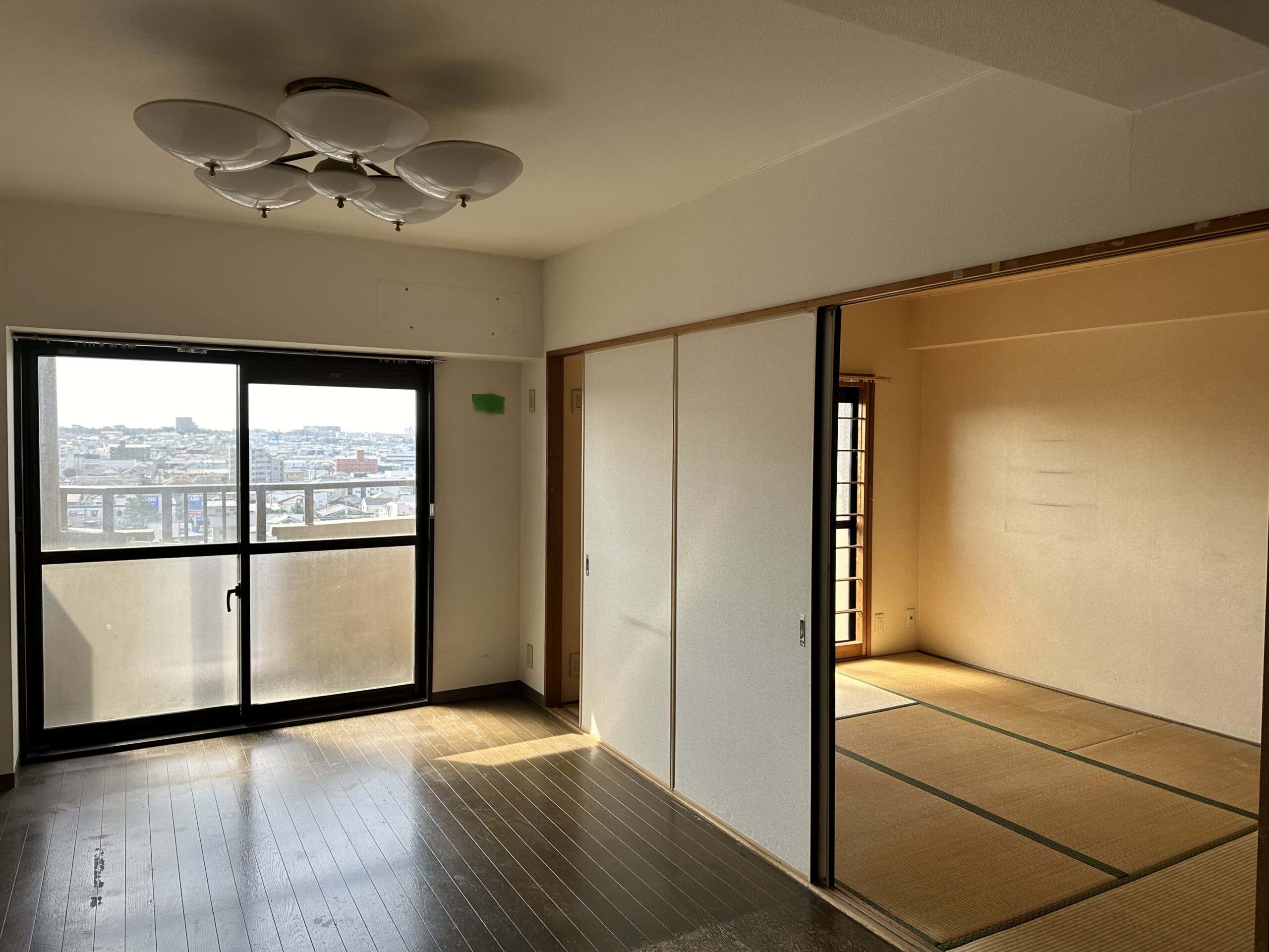 小さく細長いダイニングリビングの横に６畳の和室。一室として空間を繋げて広さを確保しつつ、このお部屋ならではの個性的な仕掛けを模索中です。